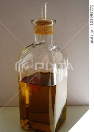 ガラス製オリーブオイル用ディスペンサーボトルの写真素材 [103993776