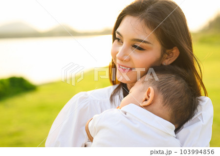 Loving mother holding and carrying her newborn...の写真素材 ...