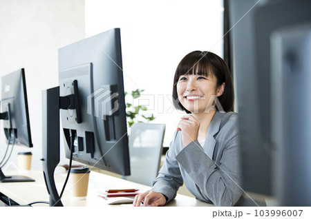 オフィス　女性　デスクワーク　パソコン 103996007