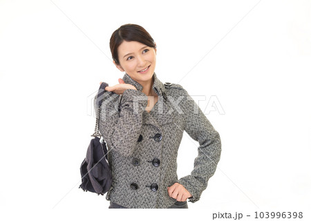 お出かけをする女性 お出かけをする女性 103996398