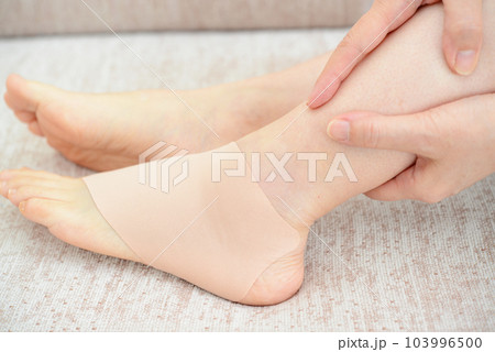 捻挫した女性の足 103996500