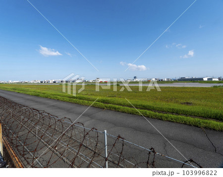 青空が広がる八尾空港の風景 103996822