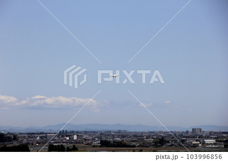 空/飛行機が街の上を飛んでいる風景 103996856