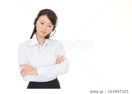 落ち込む女性オペレーター 103997165