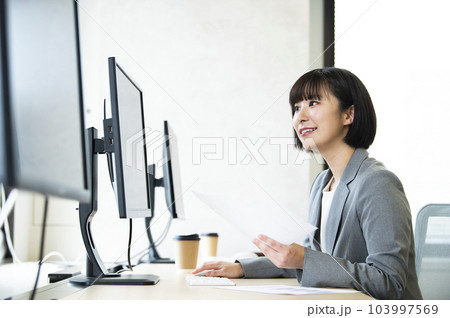オフィス 女性 デスクワーク パソコン 笑顔 オフィス 女性 デスクワーク パソコン 笑顔 103997569