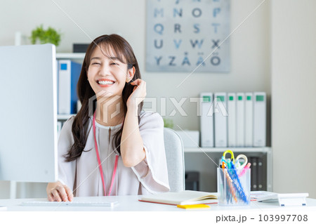 オフィスで働く若いビジネスウーマン　 103997708