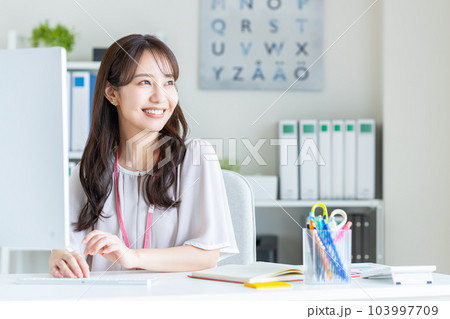 オフィスで働く若いビジネスウーマン　 103997709