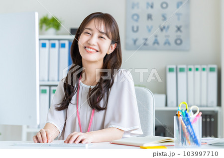 オフィスで働く若いビジネスウーマン　 103997710