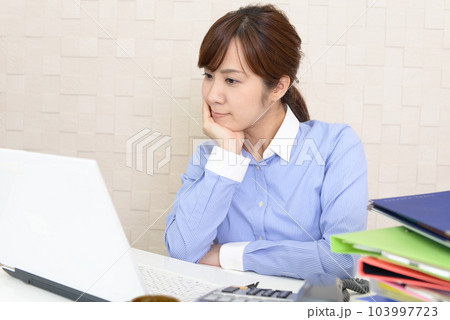 パソコン作業で疲れたオフィスレディ 103997723