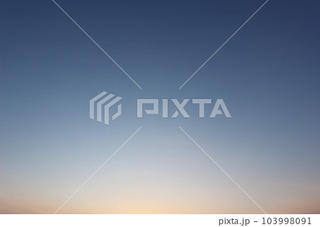 『SDGs 空の色』グラデーション 雲一つない空  #自然 光 トワイライト #背景素材 103998091