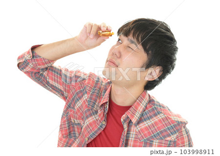 目薬をさす男性 目薬をさす男性 103998911