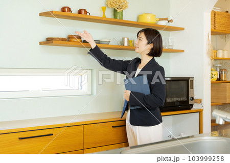 キッチンの紹介をする女性 キッチンの紹介をする女性 103999258