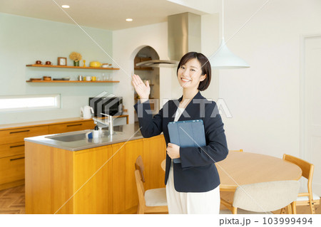 物件紹介をする女性 103999494