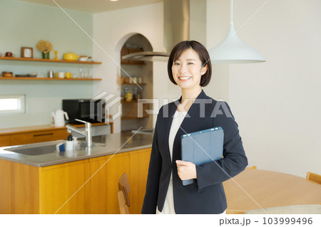 物件紹介をする女性 103999496
