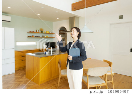 物件紹介をする女性 103999497