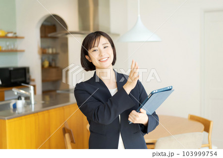 物件紹介をする女性 物件紹介をする女性 103999754