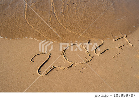 New Year concept. Text 2024 handwritten in sand...の写真素材 