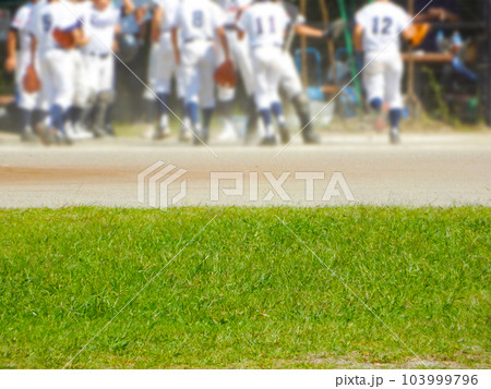 公園で行われた少年野球の試合（ぼかし） 103999796