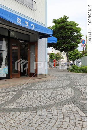 千葉　銚子　丸ポストのある風景（あかぶん商店前） 103999810