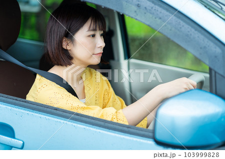 車を運転する女性　車の運転席に座る女性 103999828
