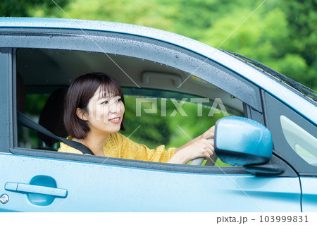 車を運転する女性 車の運転席に座る女性 車を運転する女性 車の運転席に座る女性 103999831