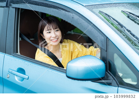 車を運転する女性 車の運転席に座る女性 車を運転する女性 車の運転席に座る女性 103999832