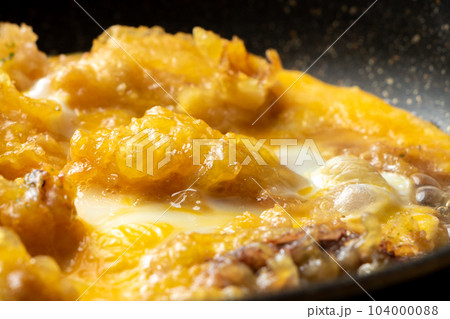 天ぷら(たこ)卵とじ調理シーン。残り物の揚げ物リメイクイメージ。 104000088