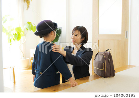 登園準備をする親子 104000195