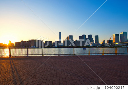 豊洲ぐるり公園から観る晴海フラッグと高層マンションのトワイライトタイム 104000215