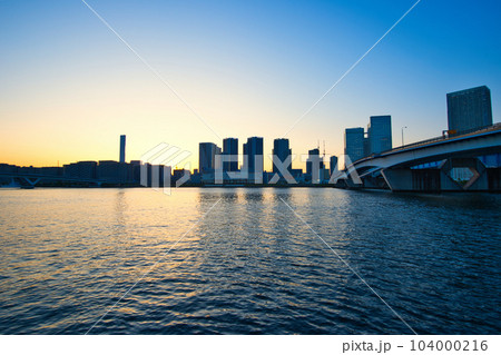 豊洲ぐるり公園から観る晴海フラッグと高層マンションのトワイライトタイム 104000216