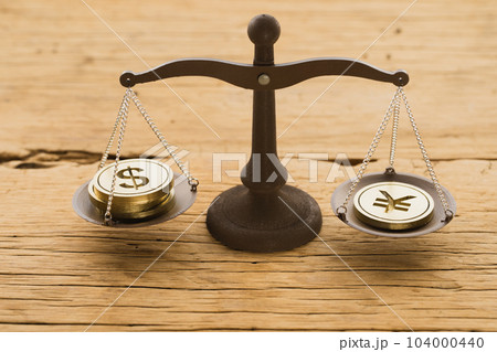 天秤にかけられたドルと円(ナチュラルテイスト) 天秤にかけられたドルと円(ナチュラルテイスト) 104000440