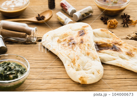 小皿に盛ったスパイスカレーとナン（ナチュラルテイスト） 104000673