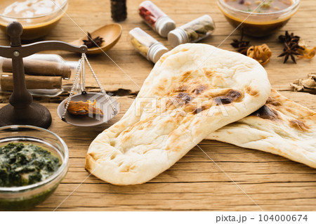 小皿に盛ったスパイスカレーとナン（ナチュラルテイスト） 104000674