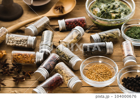 スパイスと小皿に盛ったカレー　集合（ナチュラルテイスト） 104000676