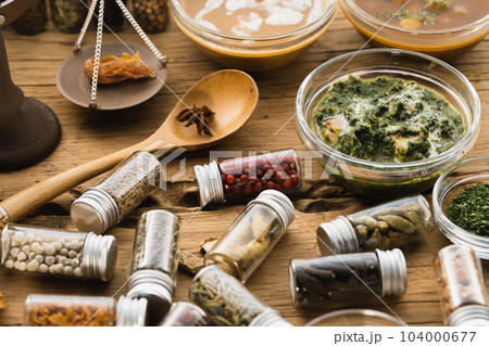 スパイスと小皿に盛ったカレー　集合（ナチュラルテイスト） 104000677