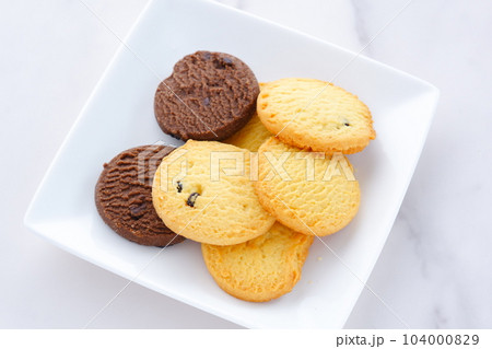 お皿に盛った美味しそうなクッキー お皿に盛った美味しそうなクッキー 104000829
