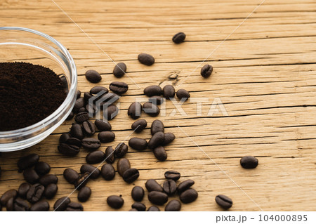 小皿に持ったコーヒーとコーヒー豆（ナチュラルテイスト） 104000895