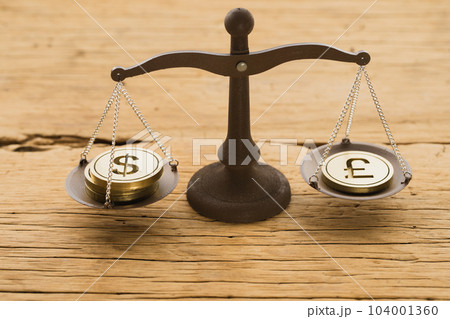 天秤にかけられたドルとポンド（ナチュラルテイスト） 104001360