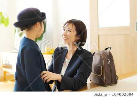 登園準備をする親子 登園準備をする親子 104002094