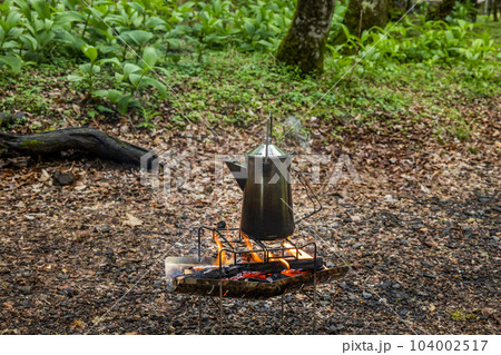キャンプで湯沸かし Boil water outdoors, at a campsite キャンプで湯沸かし Boil water outdoors, at a campsite 104002517