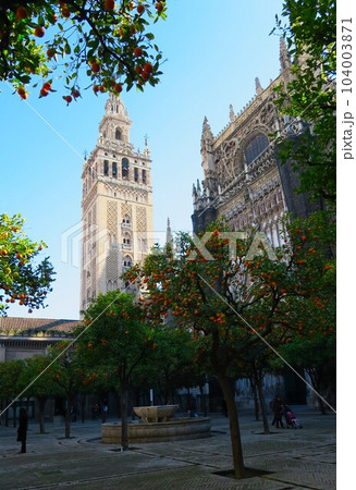 モスク跡地の建てられたセビリヤ大聖堂のヒラルダの塔 モスク跡地の建てられたセビリヤ大聖堂のヒラルダの塔 104003871