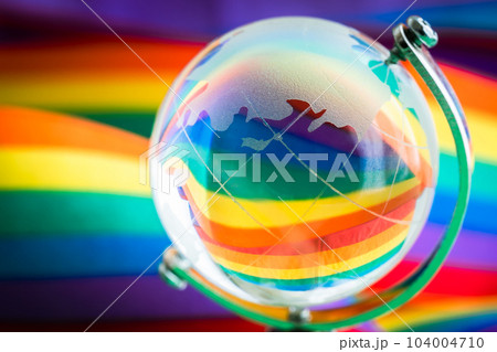 地球儀とレインボーカラーのリボン　グローバルイメージ素材 104004710