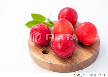 スモモ すもも （ プラム ）白背景 104005491