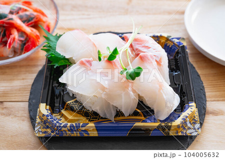 パックに入った鯛の握り寿司 104005632
