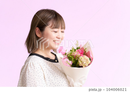花束を手に持つ若い女性 104006021
