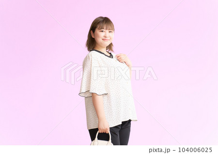 ぽっちゃり体型の若い女性　ビジネスカジュアル　プラスサイズモデル 104006025