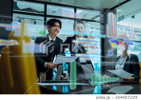 オフィスで会議をする若いビジネスマン 撮影協力:WEEK芝大門(サンフロンティア不動産) オフィスで会議をする若いビジネスマン 撮影協力:WEEK芝大門(サンフロンティア不動産) 104007209
