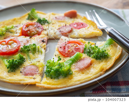 ブロッコリーとトマトとウインナーのオープンオムレツ 104007323