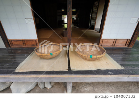 縁側で麦干し 104007332