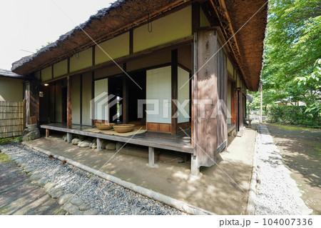 縁側で麦干し 104007336